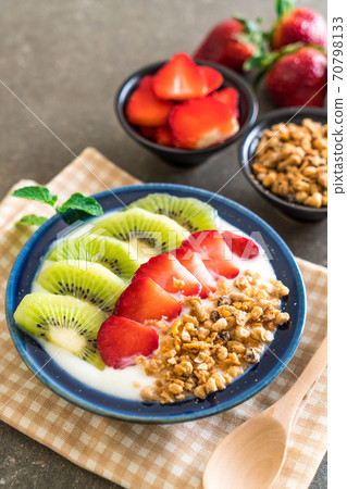 yogurt with strawberry, kiwi and granola 70798133