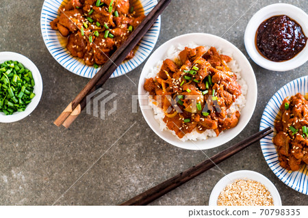 fried pork with spicy korean sauce (bulgogi) on top rice fried pork with spicy korean sauce (bulgogi) on top rice 70798335