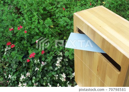 在花園裡的木樁上張貼的信 70798581