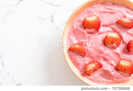 strawberry smoothies bowl 70798606