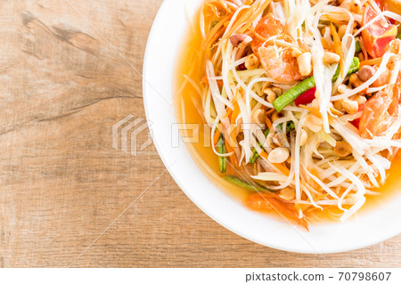 spicy papaya salad (Traditional Thai food) 70798607