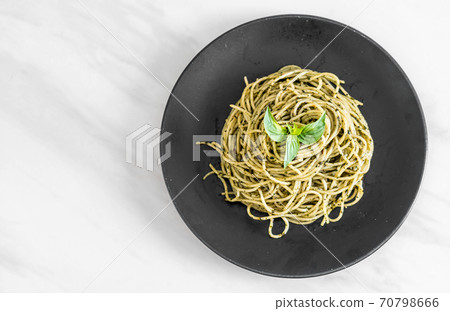 Spaghetti with basil pesto 70798666