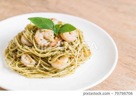 pasta spaghetti with pesto green and shrimps 70798706