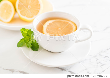 hot lemon tea 70798727