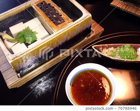蒸熱豆腐和調味盤 70798946