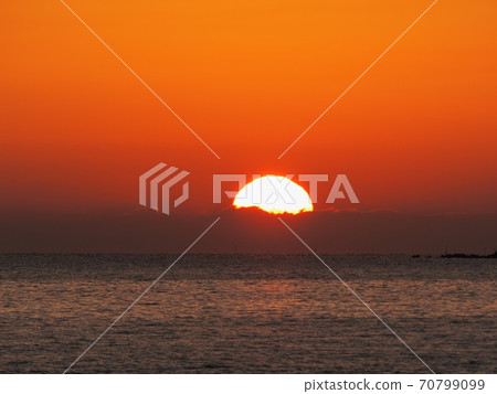 從相生市金崎看到從朝田播磨升起的朝日 70799099