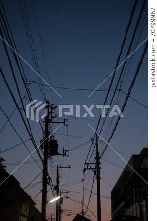 太陽下山時的天空和電線 太陽下山時的天空和電線 70799962