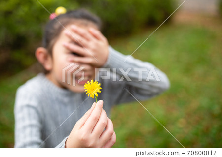 一個害羞時獻花的女孩 一個害羞時獻花的女孩 70800012