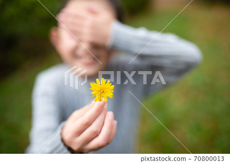 一個害羞時獻花的女孩 70800013