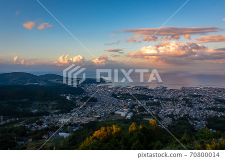 從天狗山觀景台看到的漂浮在小樽和藍天的城市景觀在黃昏時分 70800014