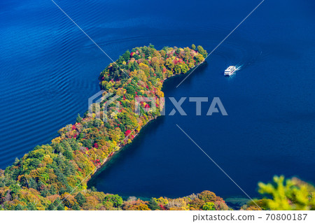 (Tochigi Prefecture) Lake Chuzenji in Nikko / Autumn, Haccho Dejima seen from the Hangetsuyama Observatory 70800187