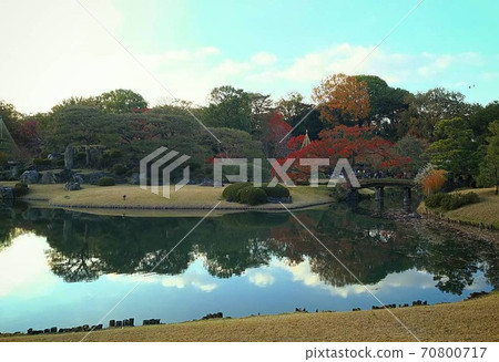 秋天的落葉和天空中的雲彩反映在池塘里 秋天的落葉和天空中的雲彩反映在池塘里 70800717