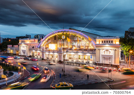 Facade antique Hua Lamphong railway station illuminated with car and roundabout road in gloomy at Bangkok 70800764