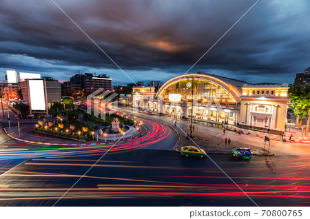 Facade antique Hua Lamphong railway station illuminated with car traffic on the roundabout road in gloomy at Bangkok 70800765