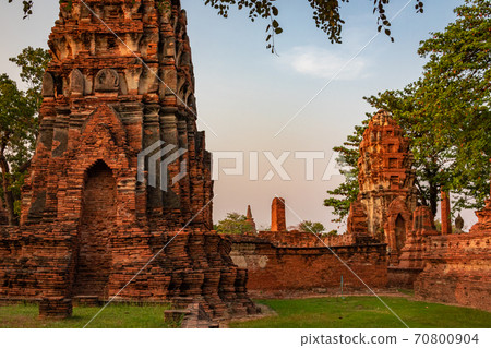 佛教塔和天空在夕陽下染成橙色，如在泰國大城府的Wat Mahatart 70800904