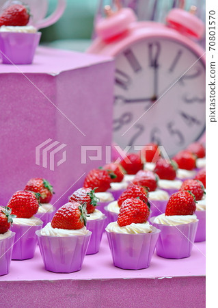 A space where many strawberry cakes are displayed 70801570