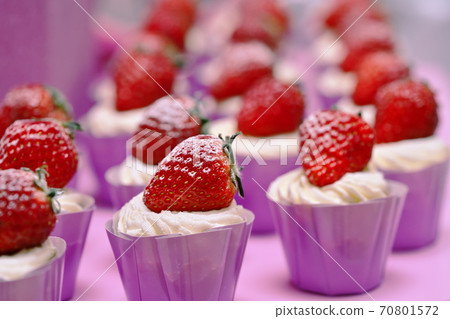 Strawberry cakes displayed in large quantities Strawberry cakes displayed in large quantities 70801572