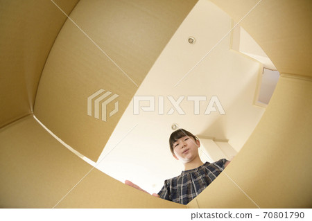打開產品在線購買的女孩（從內部查看） 70801790