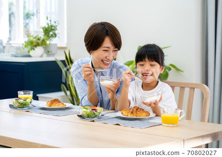 父母和孩子在飯廳裡吃早餐。 70802027