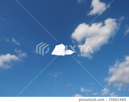 Paper Hikoki (SDGs) flying in the sky Paper Hikoki (SDGs) flying in the sky 70802488