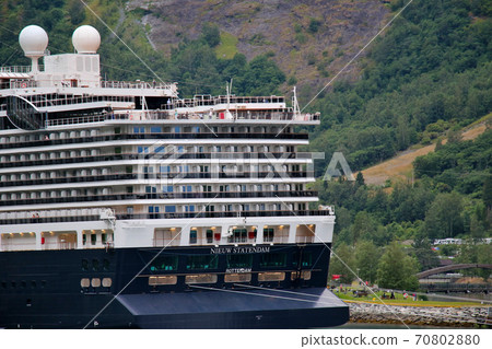 大型船尾從挪威弗洛姆和古德萬根之間的松恩峽灣郵輪旅遊船停靠在弗洛姆港口 大型船尾從挪威弗洛姆和古德萬根之間的松恩峽灣郵輪旅遊船停靠在弗洛姆港口 70802880