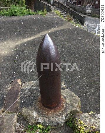 舊的日本海軍戰艦的大砲子彈 70803431