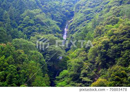 Naru Falls / Tokushima's hidden sights, a beautiful three-tiered waterfall seen from along the national highway to Mt. Tsurugi, Naru Falls / Tsurugi Town, Tokushima Prefecture (7) 70803478