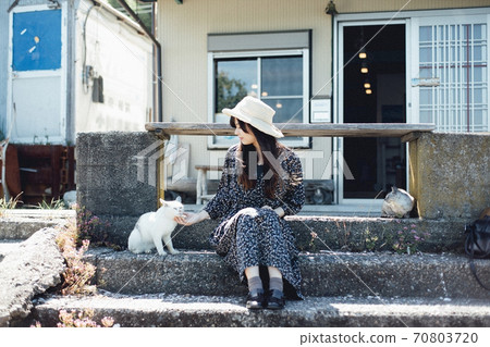 Woman and cat in straw hat Woman and cat in straw hat 70803720