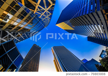 飛機飛越摩天大樓 70803808