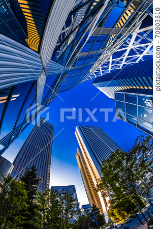 飛機飛越摩天大樓 70803810