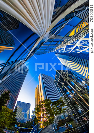 飛機飛越摩天大樓 70803811