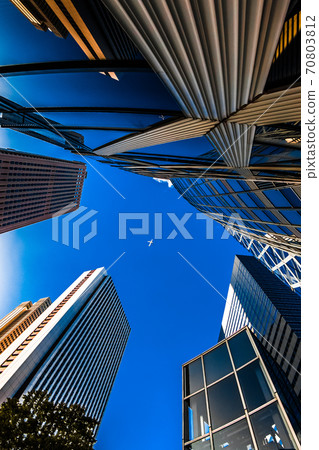 飛機飛越摩天大樓 70803812