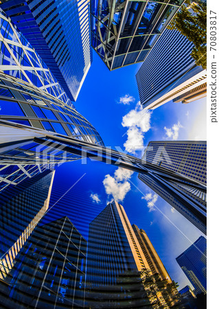 飛機飛越摩天大樓 70803817