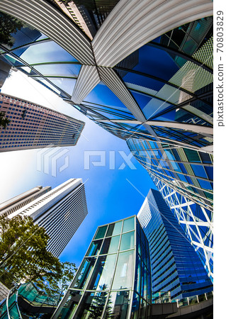 飛機飛越摩天大樓 70803829