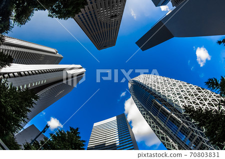 飛機飛越摩天大樓 70803831