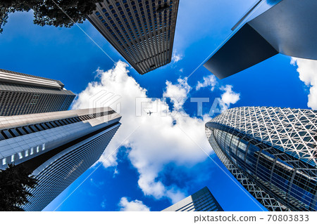 飛機飛越摩天大樓 70803833