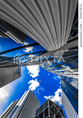 飛機飛越摩天大樓 70803835