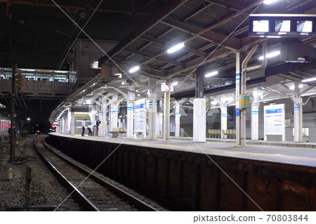 After the last train, the up platform of Kami-Shakuji Station on the Seibu Shinjuku Line, where no one was left After the last train, the up platform of Kami-Shakuji Station on the Seibu Shinjuku Line, where no one was left 70803844