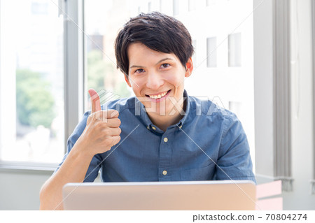 一個人做光盤工作 70804274