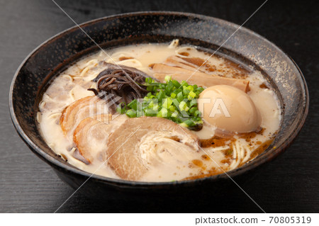 Kumamoto style tonkotsu ramen 70805319