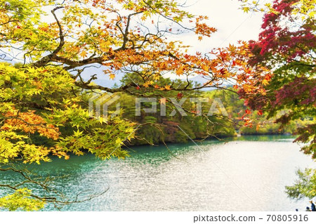 Autumn scenery of Bishamonnuma (Five Colored Lakes) Autumn leaves and Mt. Bandai, Kitashiobara Village, Fukushima Prefecture Autumn scenery of Bishamonnuma (Five Colored Lakes) Autumn leaves and Mt. Bandai, Kitashiobara Village, Fukushima Prefecture 70805916