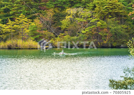 福島縣北鹽原村的一名男子划船“比沙門沼”的秋天風景 70805925