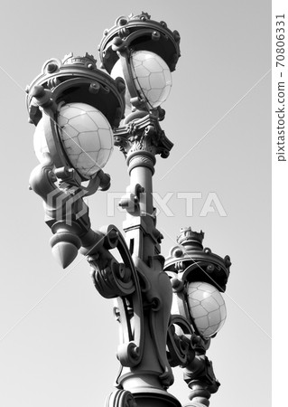 Street lamp in the old style. 70806331