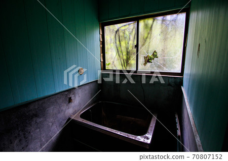 廢棄的浴室和破損的窗戶玻璃 廢棄的浴室和破損的窗戶玻璃 70807152