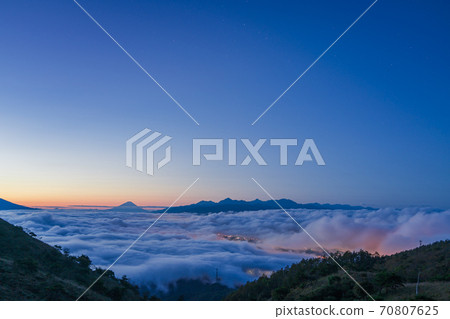 View of Mt. Fuji, the Southern Alps and Lake Suwa from the Takabotchi plateau at dawn [Autumn] 70807625