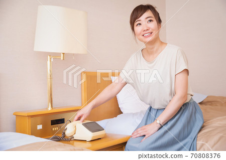 Woman with phone 70808376