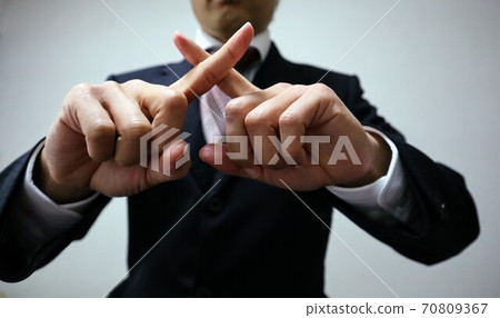 一個商人在一個負面的姿勢的特寫 一個商人在一個負面的姿勢的特寫 70809367