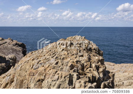 Columnar joint rocks and horizon Columnar joint rocks and horizon 70809386