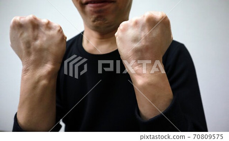 一個男人做膽量姿勢的特寫鏡頭 70809575