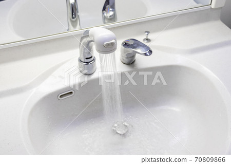 Pour water into the washroom sink 70809866